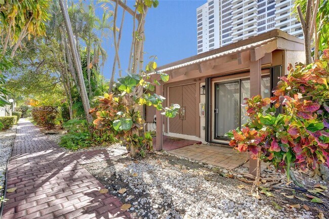 Building Photo - 2619 Parkview Dr S