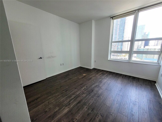 Building Photo - 950 Brickell Bay Dr