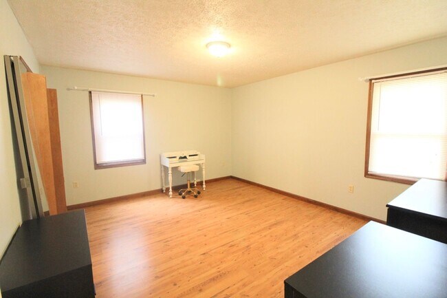 Building Photo - 706 Greenbriar Dr