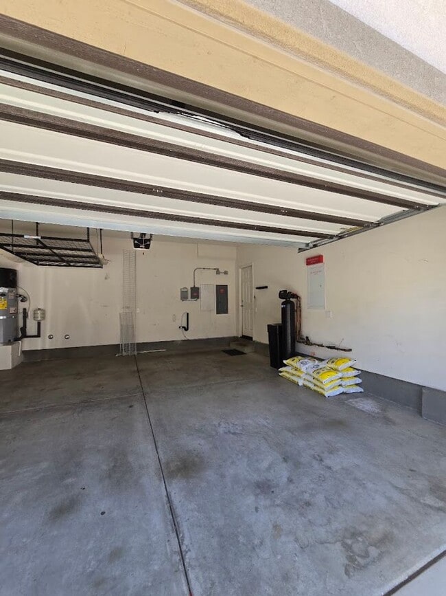 Building Photo - 3-Bedroom Home (1/2 off the first month!!)...