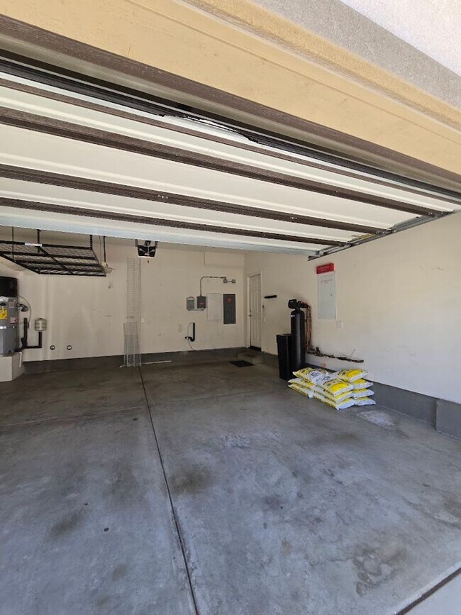 Building Photo - 3-Bedroom Home in Gated Community with Mod...