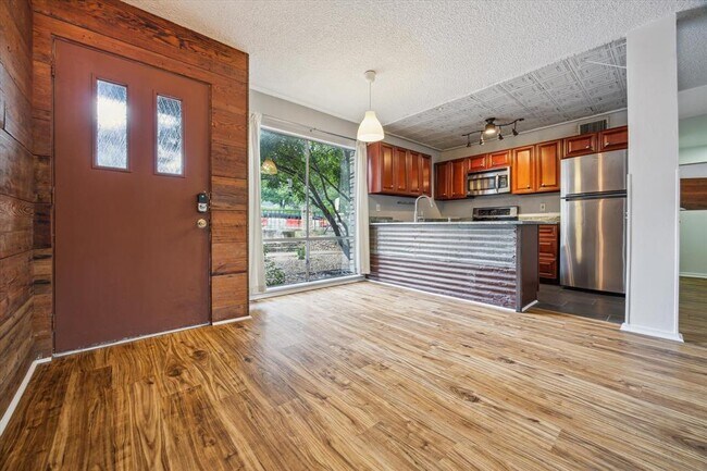 Building Photo - 1304 Mariposa Dr