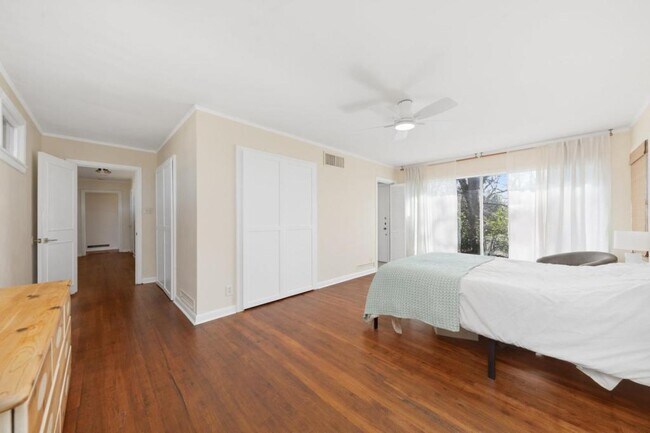 Building Photo - 419 King Cir