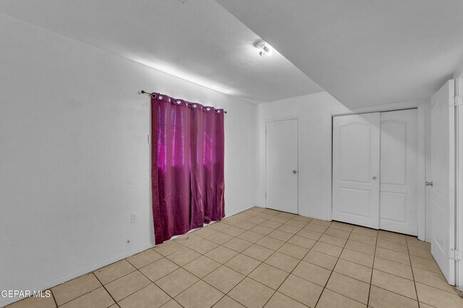 Building Photo - 4945 Sierra Madre Dr