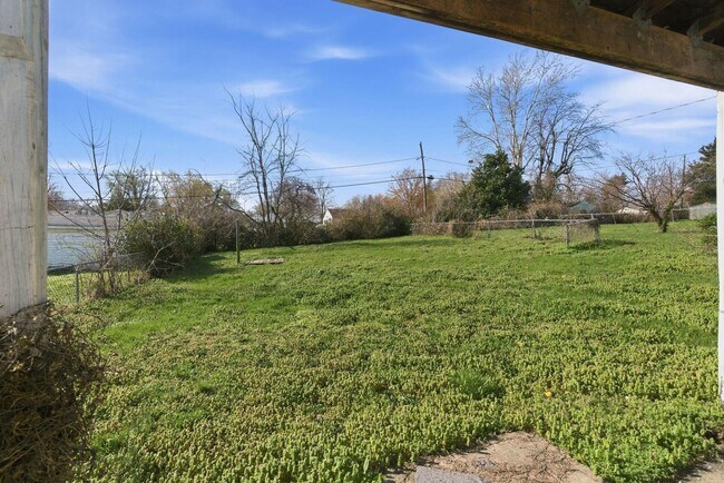 Building Photo - 3 Bedroom | 1 Bathroom Home | PET FRIENDLY!