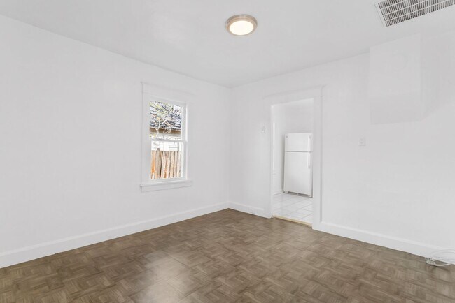 Building Photo - Cute 3bdrm/1bath House ** Section 8 OK ** $1995.00** Move in by December 31st and get 1 month Fre...