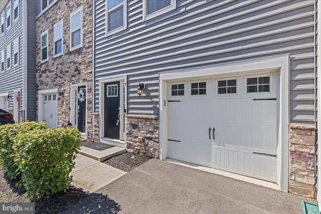 Building Photo - 9 Venice Ln