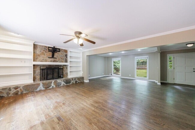 Building Photo - 10565 Shallowford Rd