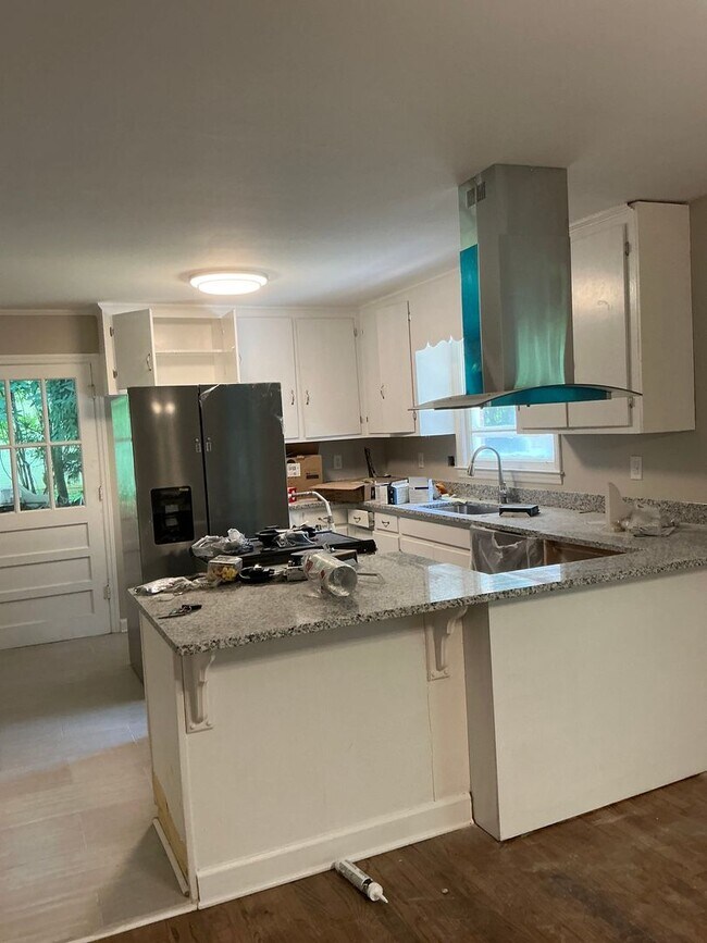 Building Photo - **COMING SOON! Beautiful Remodel In Progre...
