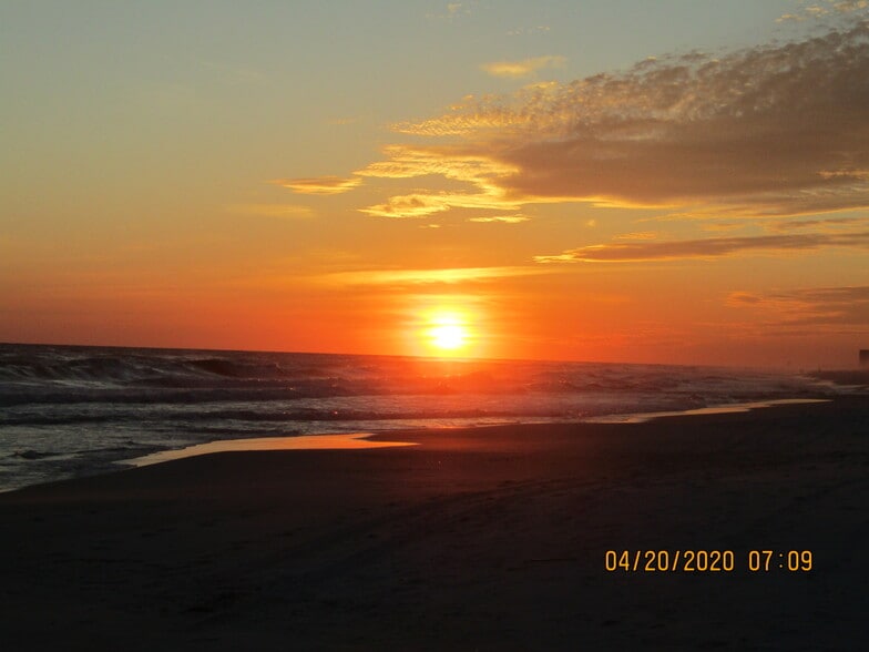 Walk to the beach at sunset - 5409 Hilltop Ave