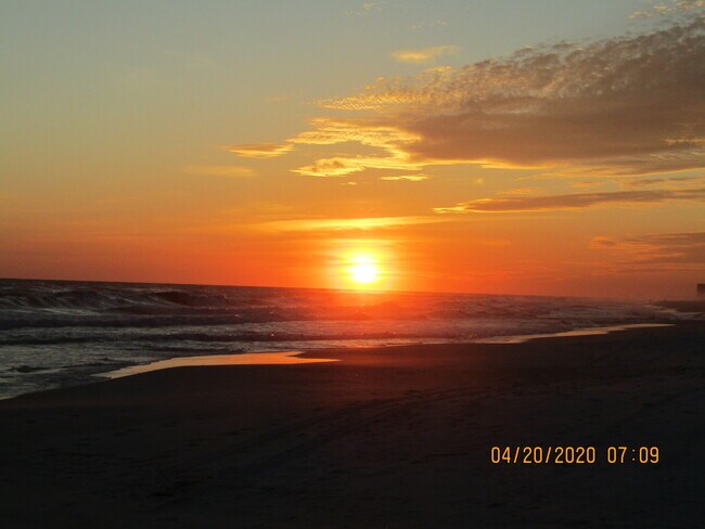 Walk to the beach at sunset - 5409 Hilltop Ave