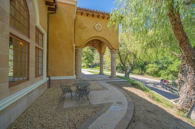Building Photo - Private 5 Bedroom Estate for Rent in Santa...