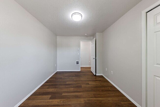 Building Photo - Fresh & Updated 2 bedroom W/S included!
