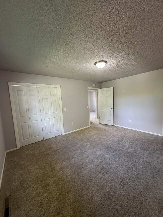Building Photo - 181 Erickson Ct E