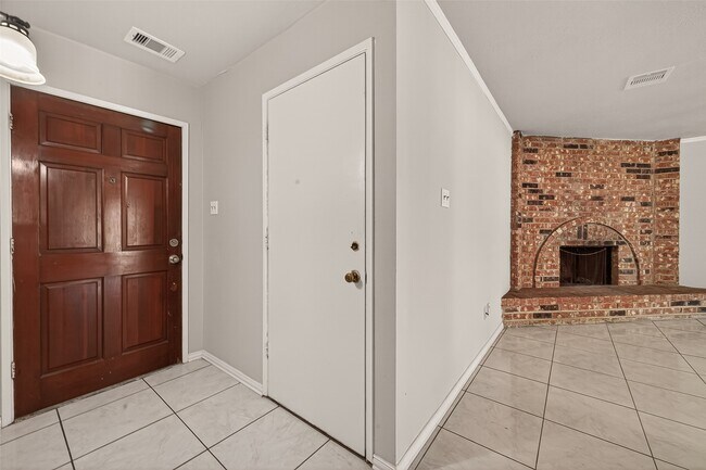 Building Photo - 6206 Homeview Dr