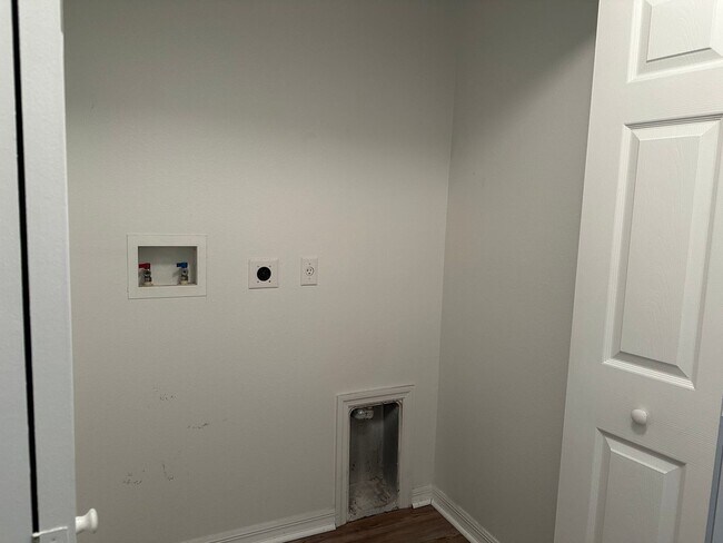 Building Photo - Move in condition 3 Bedroom 2 Bath 2 Car Garage Call Carole Arcaro 386-216-4900 Deltona Lakes Realty