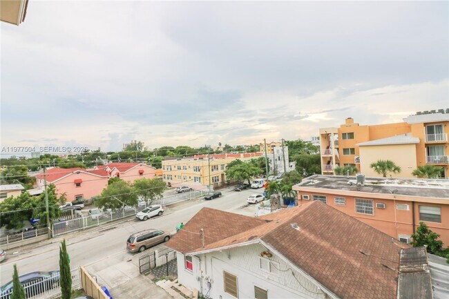 Building Photo - 134 SW 7th Ave