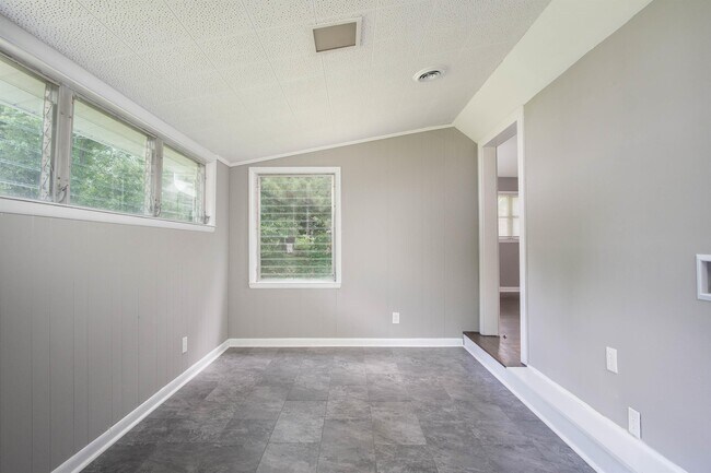 Building Photo - 1005 Woodbine Rd