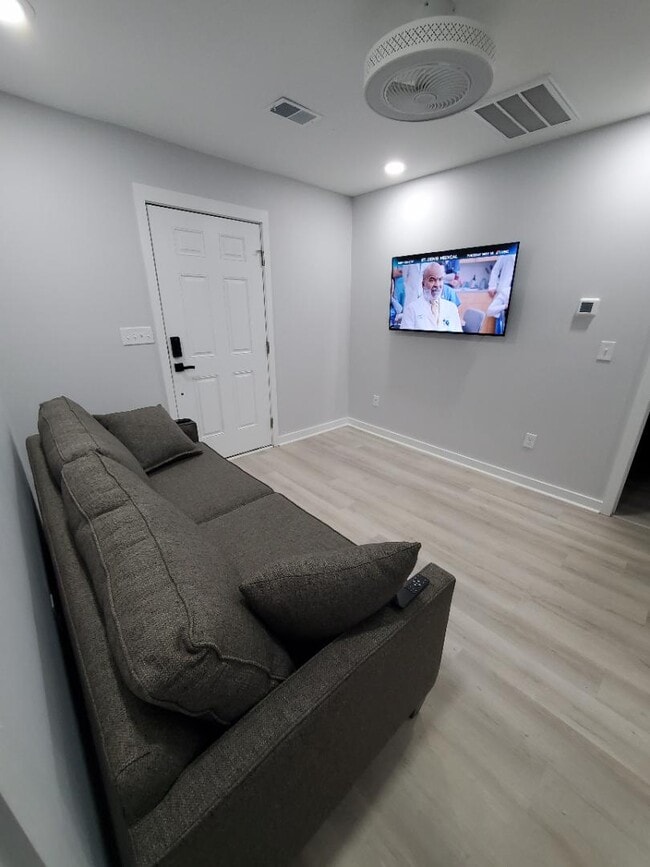 Building Photo - 294 Quick St