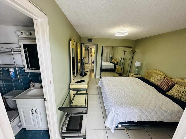 Building Photo - 415 NE 2nd St