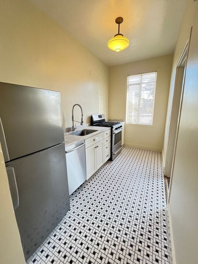 Building Photo - 465 Bellevue Ave