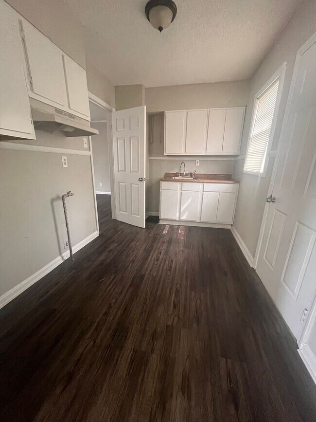 Building Photo - Newly Renovated Unit in Heart of Memphis