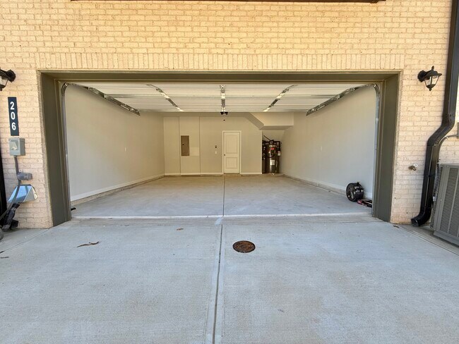 Building Photo - 206 Daybreak Ln