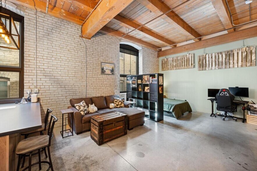 Building Photo - 127 5th St NE