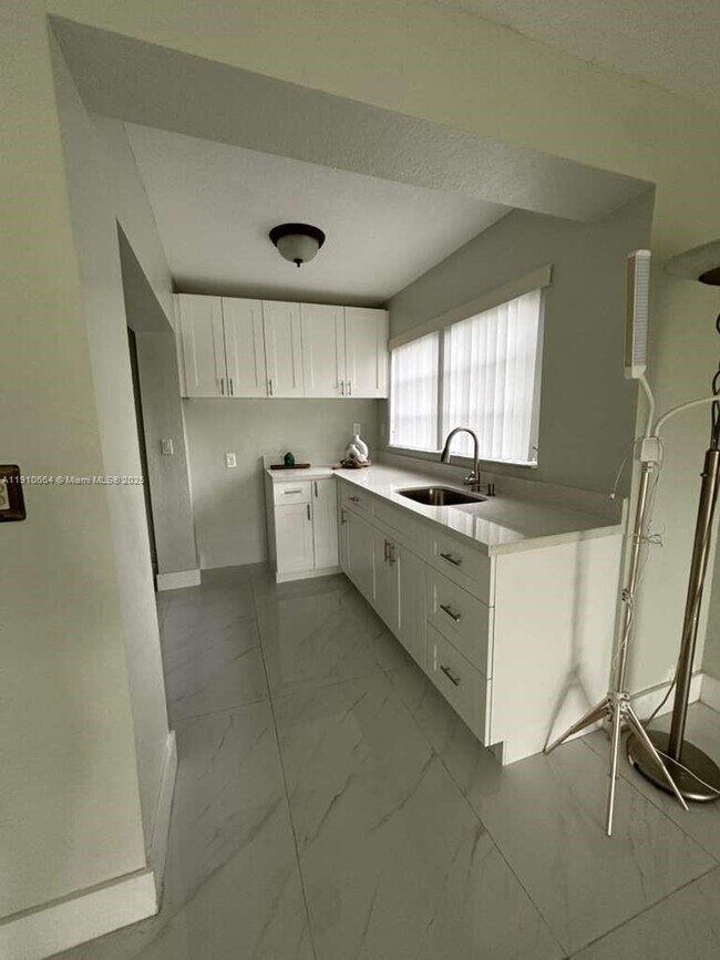 Building Photo - 16801 NW 72nd Ct