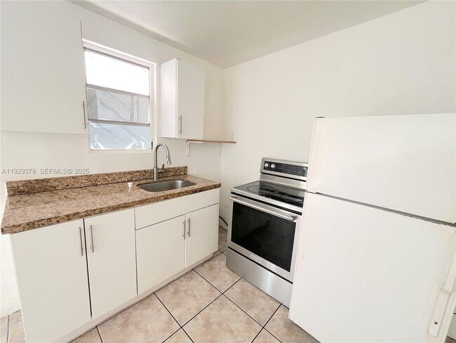 Building Photo - 236 E 14th St