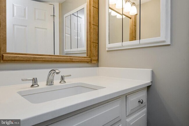 Building Photo - 21 Elm Rd