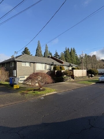 Building Photo - Bright 2-Bedroom Tri-plex, Near Parks and Transportation