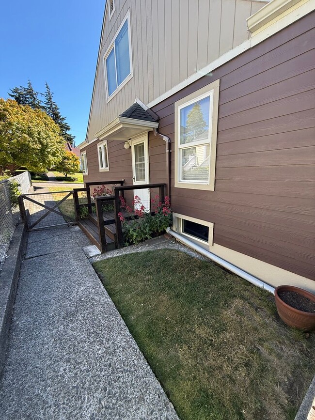 Building Photo - Newly Remodeled 3 Bed/2 Bath in North Bend