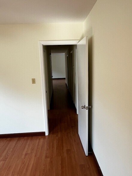 Upstairs hallway - 10912 Dineen Dr