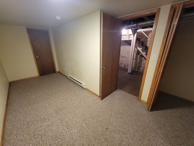 Building Photo - AVAILABLE JUNE 1ST -  Huge 4 Story Hillside Home!