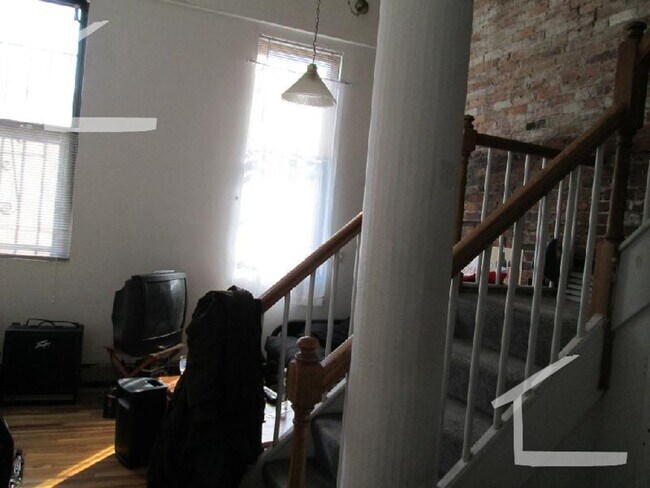 Building Photo - Nice 2 bed in South End