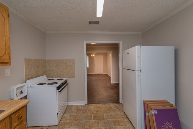 Building Photo - SECTION 8 ACCEPTED! - Cozy 2-Bedroom Home ...