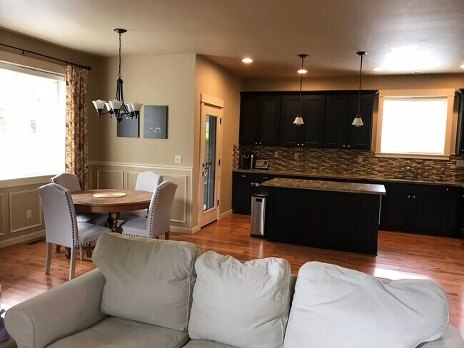 Building Photo - 4bed/3ba Old Portland style Home Nestled i...