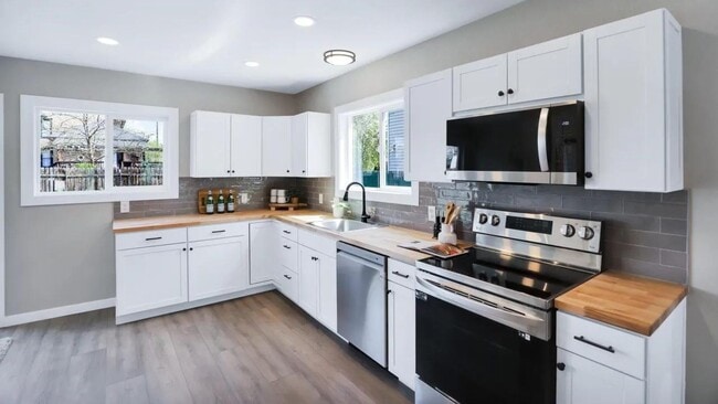 Building Photo - *FREE RENT FOR OCTOBER* Updated 3 bed/1.5 ...