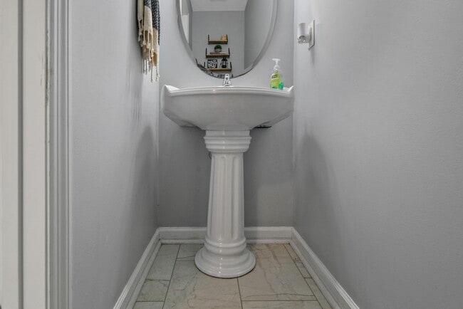 Building Photo - Stunning 4 Bed 3.5 Bath Home with Bonus Ro...