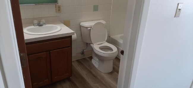 Building Photo - 112 Elm St