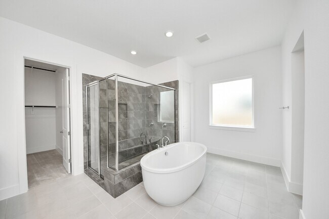 Building Photo - 10235 Forest Lake Dr
