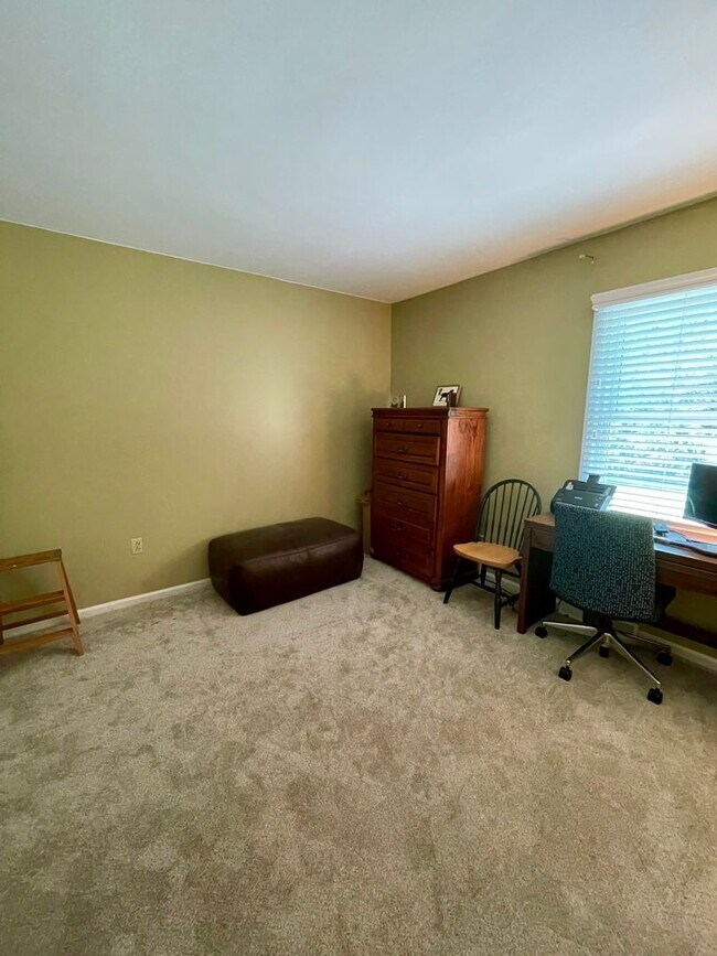 Building Photo - Adorable Home in Raeburn! 3Br/2BA