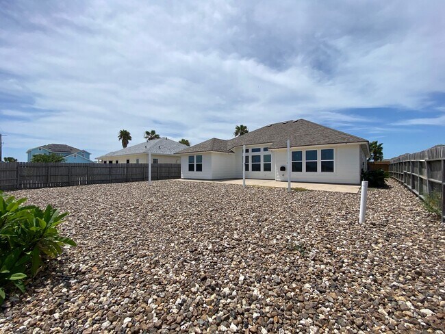 Building Photo - UPDATED 4 BEDROOM IN COQUINA BAY!