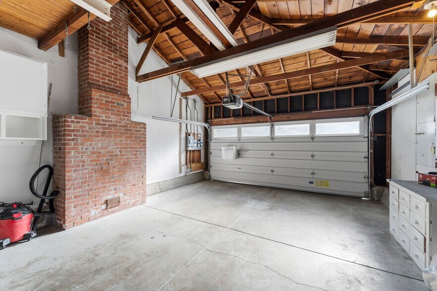 Building Photo - 200 Los Ranchitos Rd