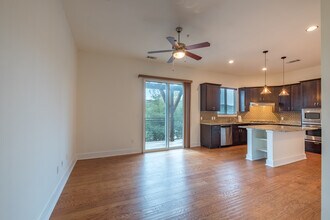 Building Photo - Beautiful 2 Bedroom, 2.5 Bath Townhome in Northwest Austin