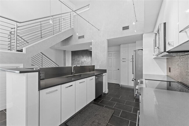 Building Photo - 800 N Tamiami Trl