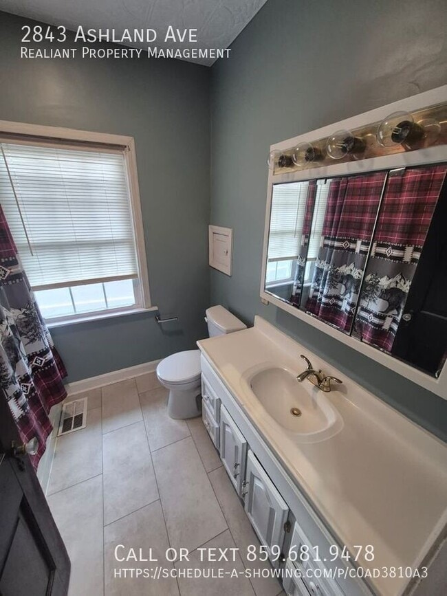 Building Photo - 2843 Ashland Ave