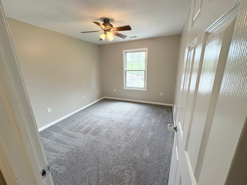 Building Photo - 10264 Knob Hill Dr