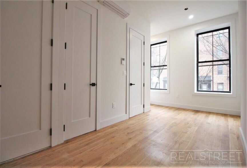Building Photo - Stunning Modern Studio w Full Amenities